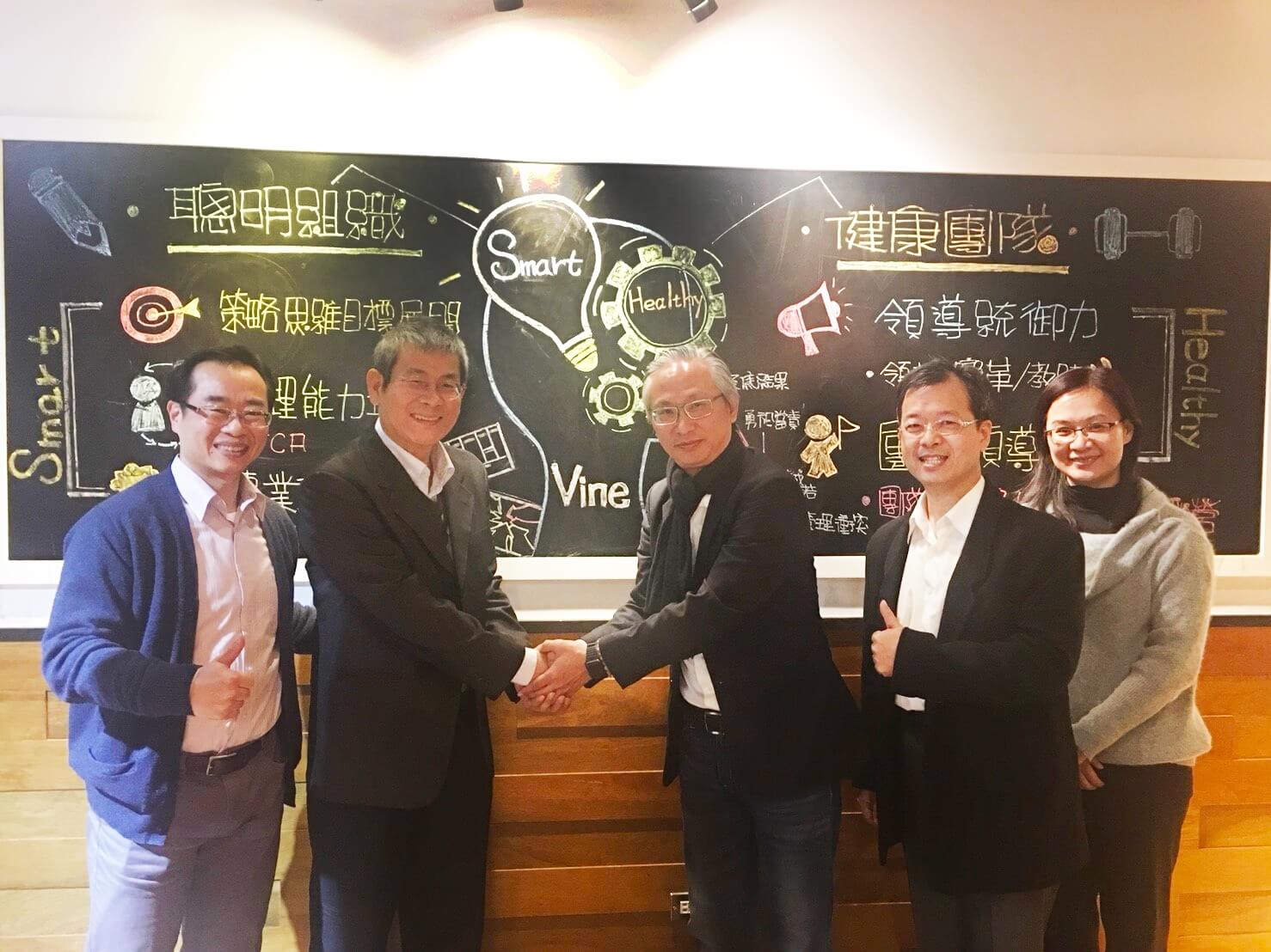 育碁楊中旗總經理(左二)、康士藤周佑民總經理(右三) 育碁楊中旗總經理(左二)、康士藤周佑民總經理(右三)